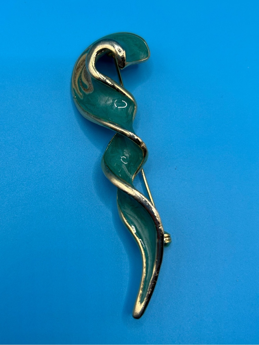 Green enamel brooch with gold spiral